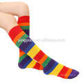 Personnalisé votre propre logo de marque chaussettes broderie OEM femmes hommes chaussettes arc-en-ciel chaussettes habillées à rayures colorées